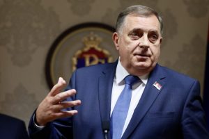 Dodik reagirao na žene koje su istakle zastavu s ljiljanima: “Vama u Banjoj Luci nema mjesta”