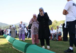 Hiljade ljudi klanjalo dženazu žrtvama genocida u Srebrenici