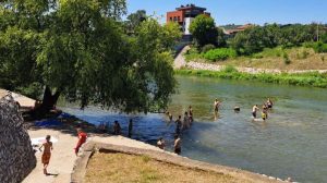 Ulice Banja Luke prazne, građani spas od vrućina traže pored Vrbasa i na bazenu