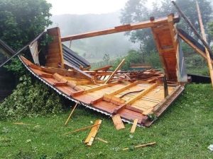 U nevremenu u Travniku nekoliko kuća ostalo bez krova