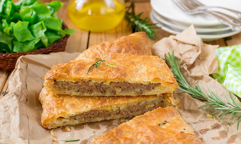 Izlivena PITA SA MESOM BEZ KORA i razvlačenja – Bolja i od BUREKA, a gotova za tili čas