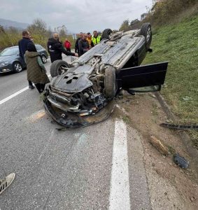 Teška saobraćajna nesreća :Jedna osoba poginula, automobil se prevrnuo na krov, saobraćaj obustavljen