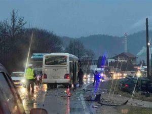 Teška nesreća kod Maglaja, sudarili se autobus i automobil