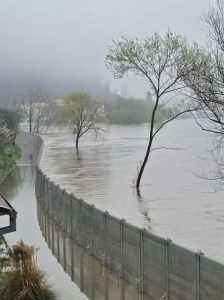 Dok je Bosanska Kostajnica pod vodom, u Hrvatskoj Kostajnici postavljene brane i nema katastrofe
